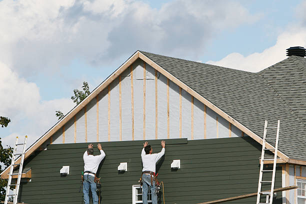 Professional Siding technician working in Fort Lee, NJ